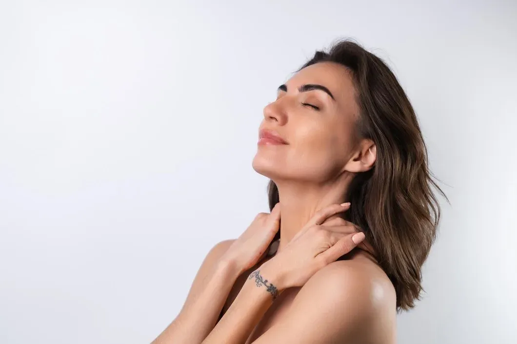 Pele do rosto e pescoço após avaliação em consulta dermatológica Pele do rosto e pescoço após avaliação em consulta dermatológica
