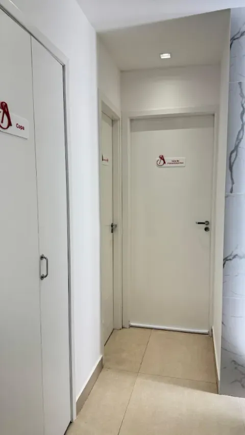Corredor e acesso interno do consultório