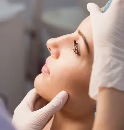 Exame da pele em consultório dermatológico Exame da pele em consultório dermatológico