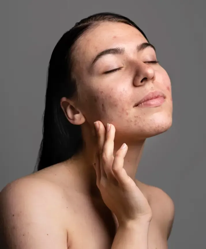 Dra. Stael Andrade durante atendimento dermatológico