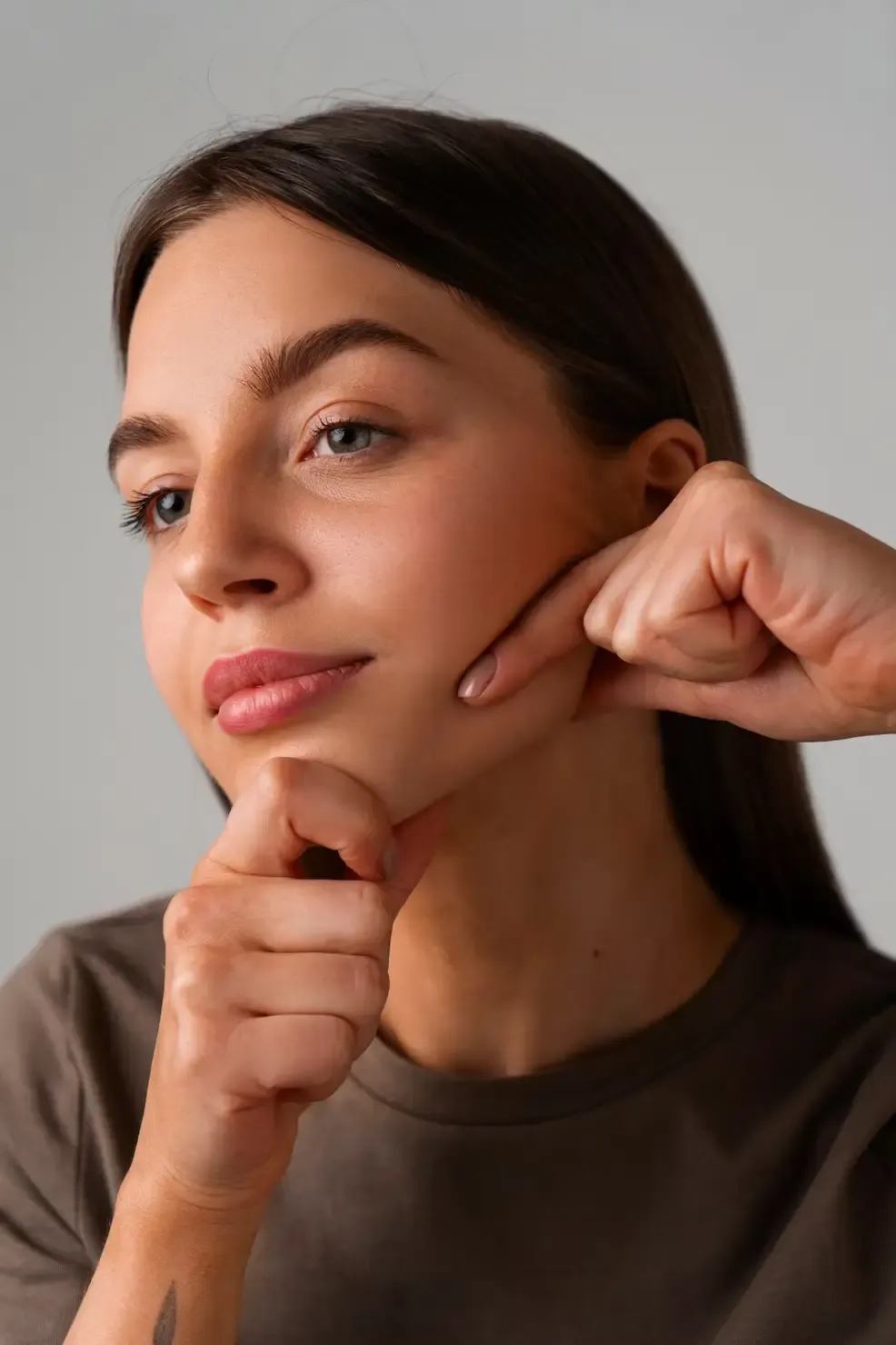 Paciente em avaliação para preenchimento facial com ácido hialurônico