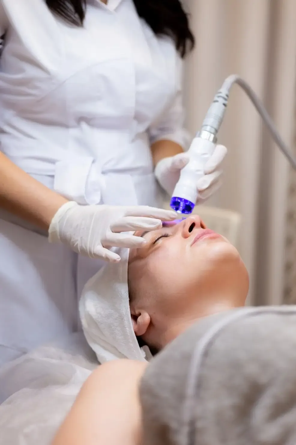 Procedimento de radiofrequência microagulhada em consultório