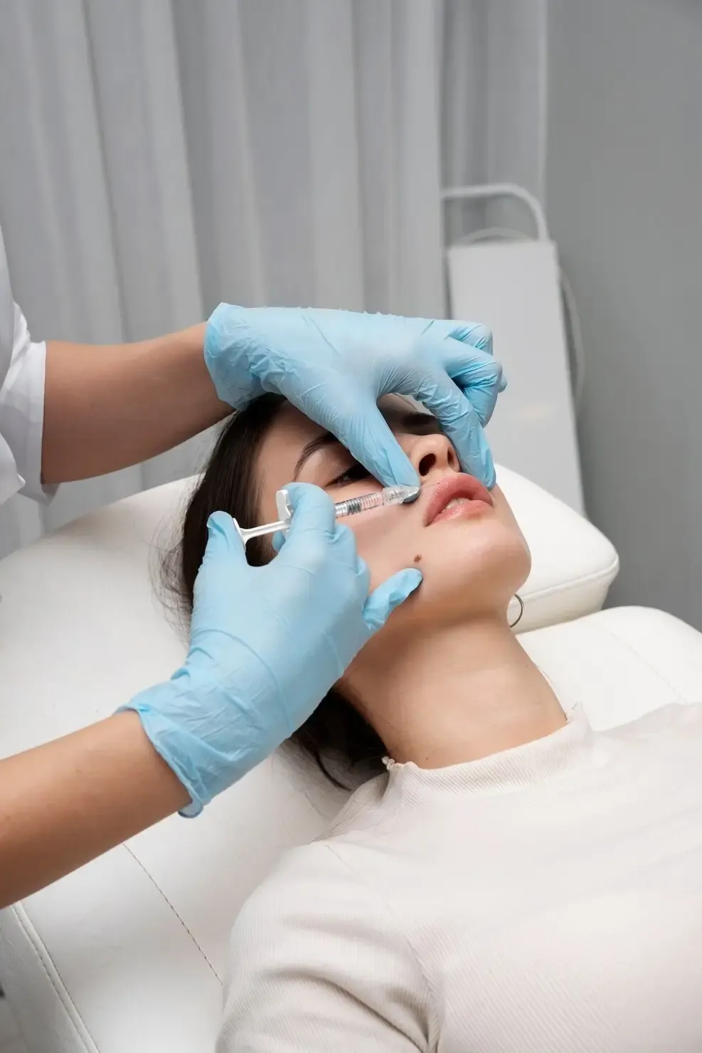 Aplicação de toxina botulínica na região labial